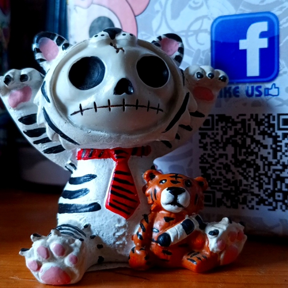 🖤 Furry Bones White Tiger